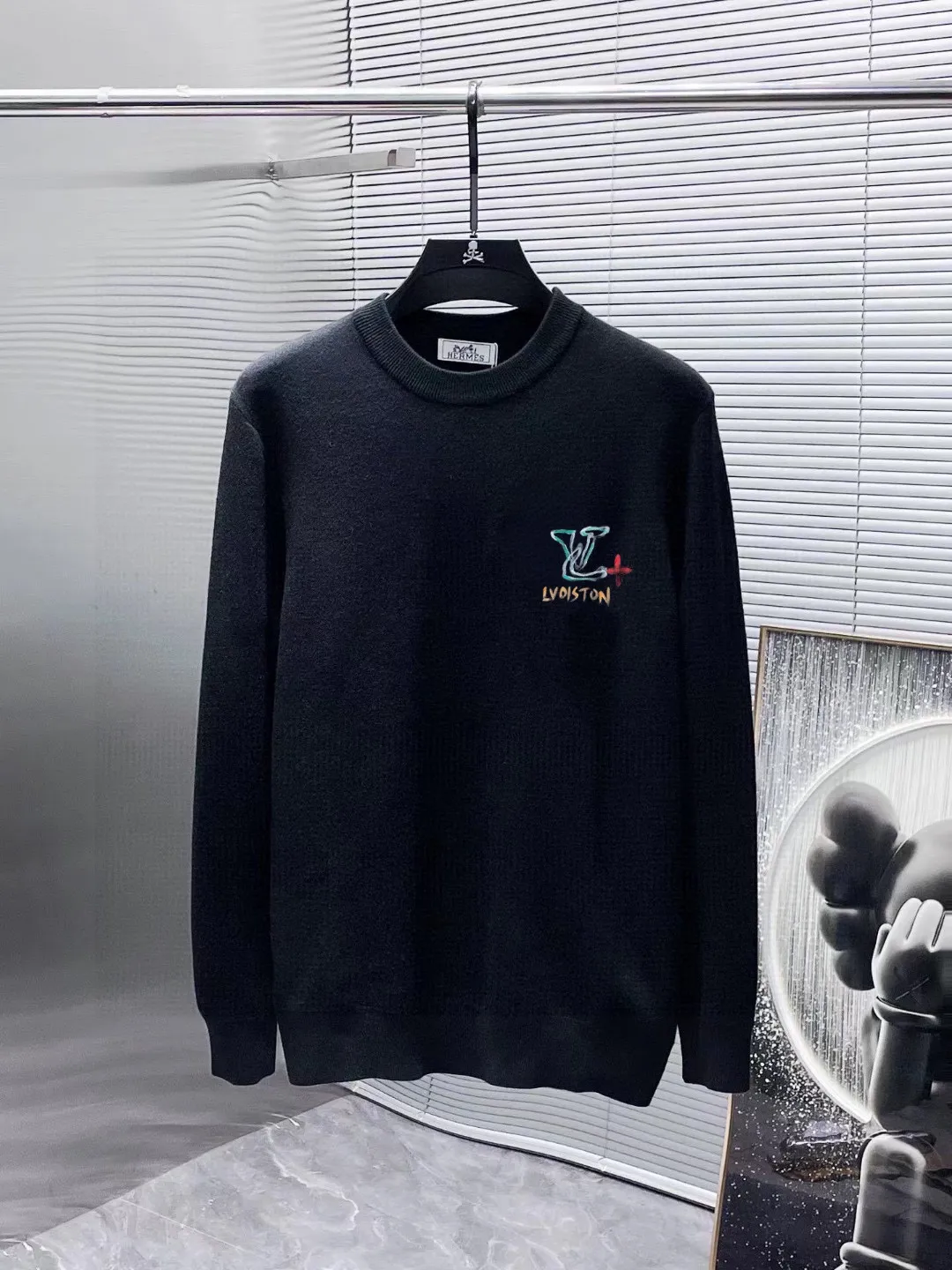 🅿️240 【LV Louis Vuitton】Autumn and winter classic round neck pullover sweater, in full condition! ! ! Wool blended fabric, the latest model in 2025, golden ratio! ! Slim-fitting soft gold, versatile and practical item, the combination and practicality are extremely powerful, simple and elegant, and classy! To create your own style, it is highly recommended to buy it in two colors. The standard slim fit tailoring process is suitable for both young and old men. It is knitted from wool and will not cause any discomfort! While keeping warm, it is stylish, textured and wearable, and the classic logo with contrasting colors on the chest feels in place! ! Recommended for regular customers! ! Size M-3XL (maximum wear: 190 pounds)